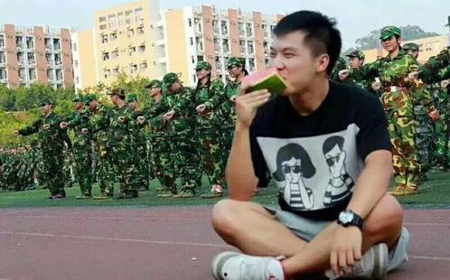 浙江学生军训吃瓜,趣味军训新风尚