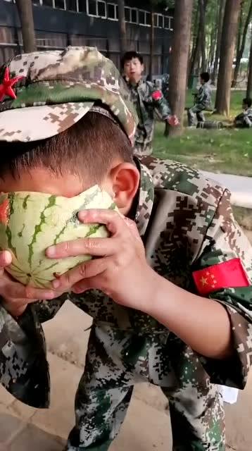 农村小孩吃瓜视频