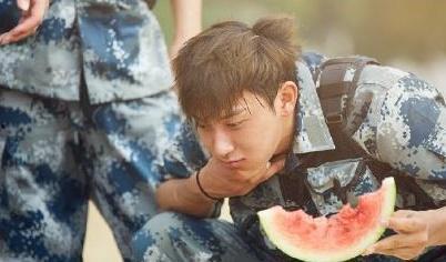 丑男吃瓜梳头图片,趣味瞬间引发网友热议